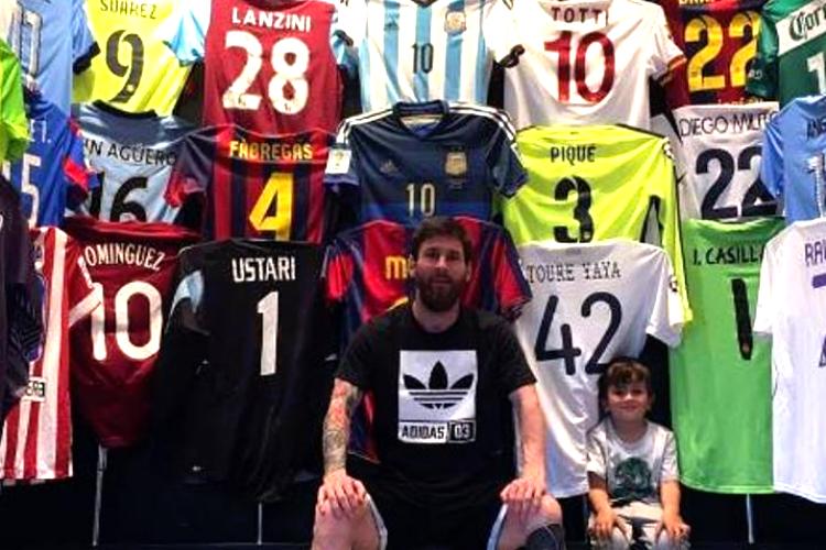 Messi posou ao lado do filho Thiago diante de sua coleção de camisas (Reprodução/Instagram)